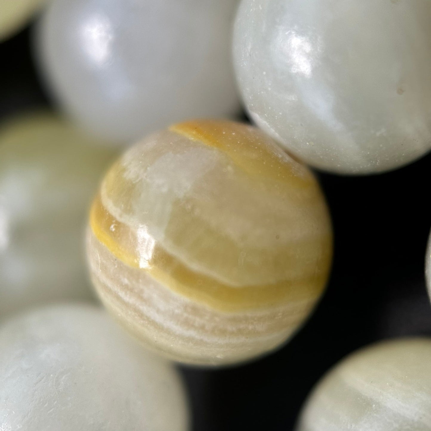 Onyx Stone - Banded Pattern - Round Shape - Polished Finish
