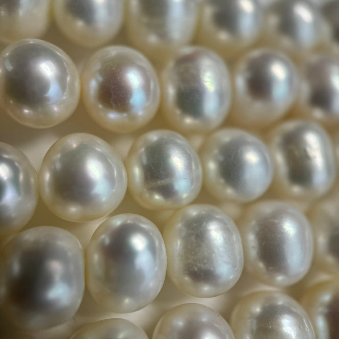Freshwater cultured pearl shapes including round, baroque, oval, button, drop and coin pearls for jewelry making.