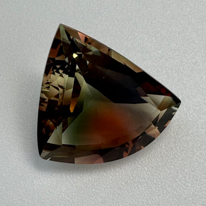 Genuine Oregon Sunstone from USA – Trillion Cut Green, Yellow & Red Gem