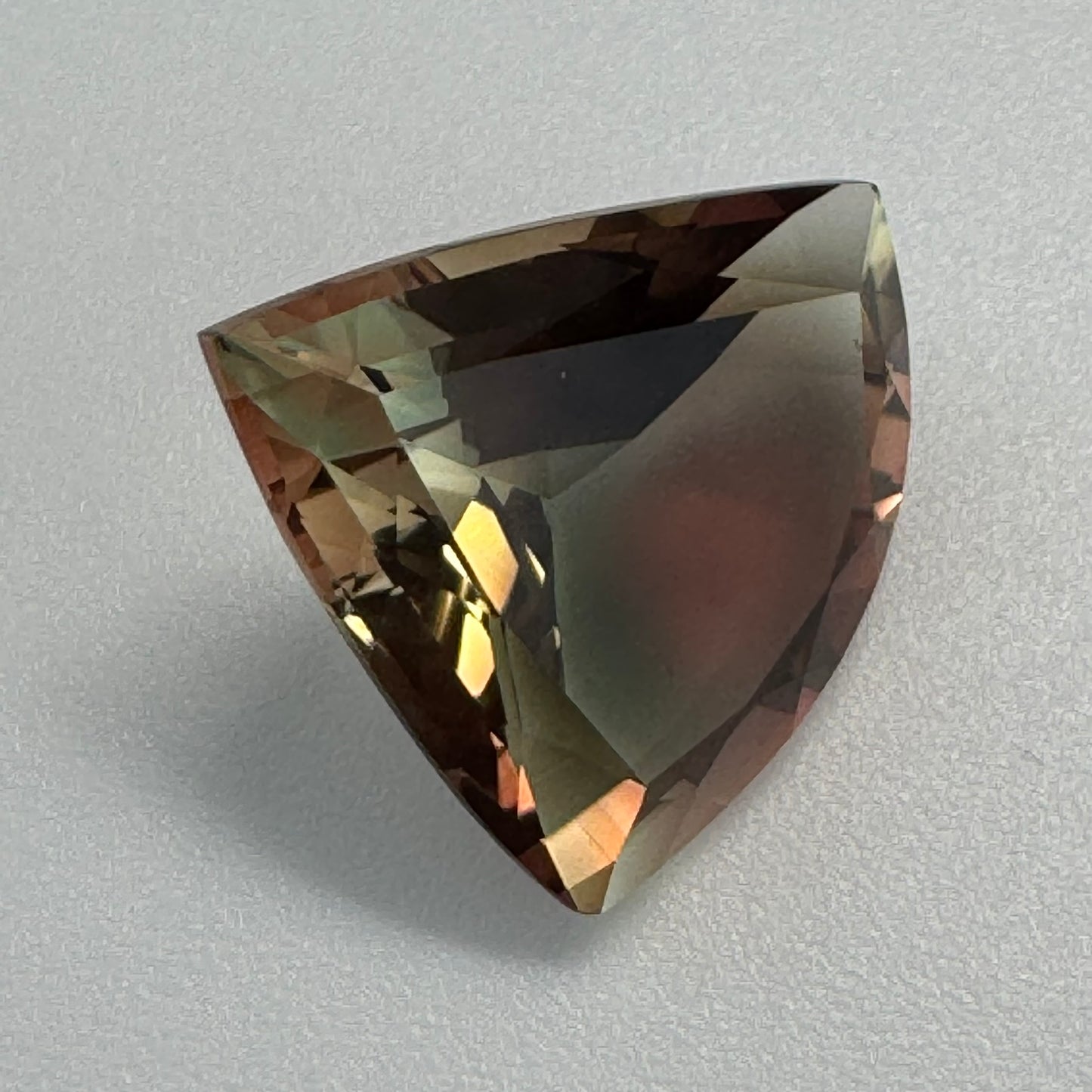 Genuine Oregon Sunstone from USA – Trillion Cut Green, Yellow & Red Gem