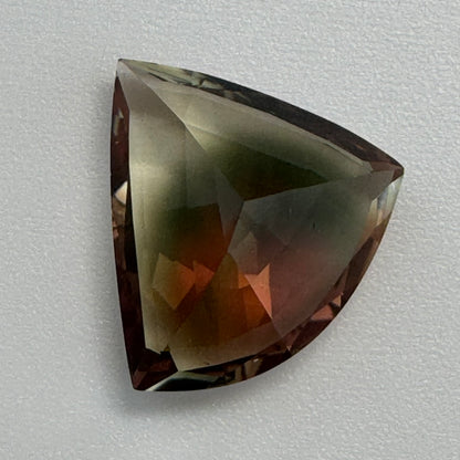 Genuine Oregon Sunstone from USA – Trillion Cut Green, Yellow & Red Gem