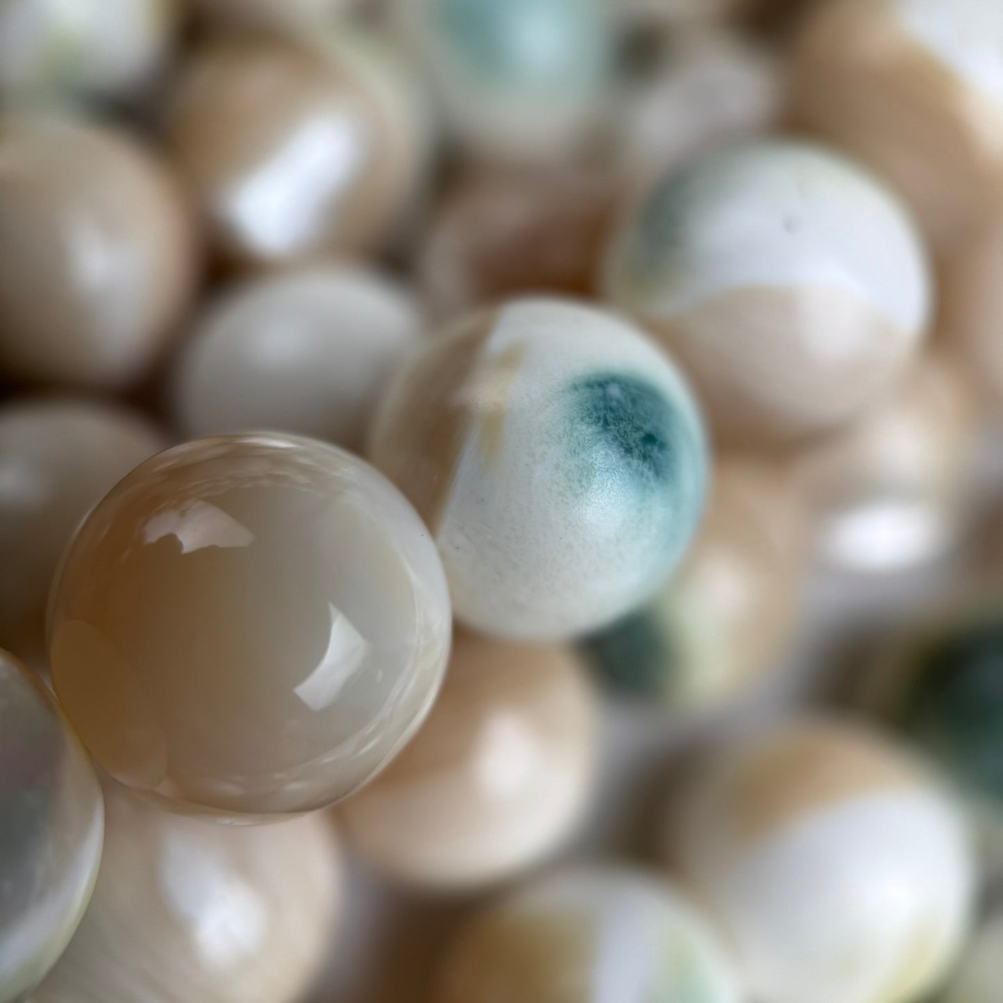 Green Shell Mother Of Pearl Polished Round Beads